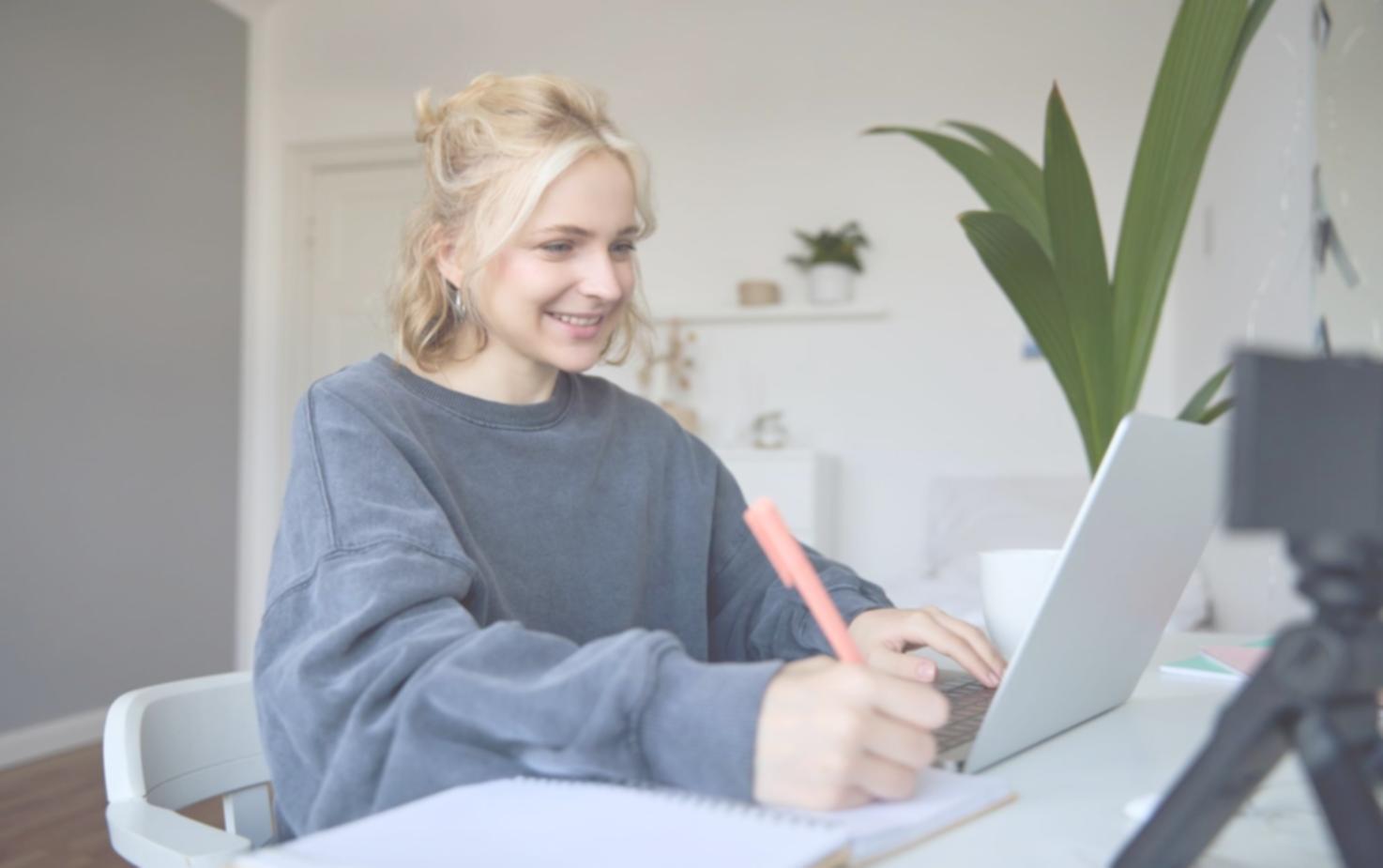 Atelier pratique montrant les techniques d'extension d'ongles enseignées dans le programme